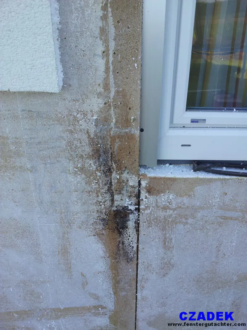 Feuchtespur unter der Fensterecke