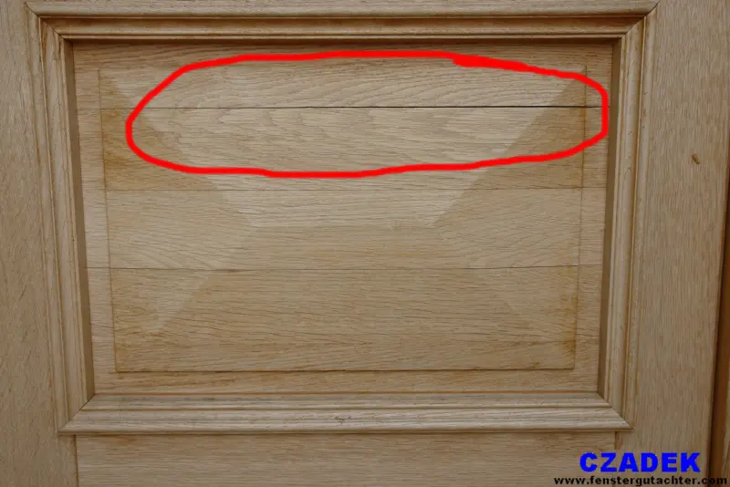 Riss quer durch die Holzfüllung